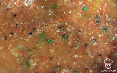 Измельчите содержимое кастрюли погружным блендером до однородной консистенции. Снимите пробу и, если понадобится, откорректируйте на свой вкус, добавляя те или иные специи.