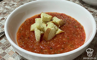 Суп налейте в тарелки, посыпьте сухариками. При желании, блюдо можно украсить любой зеленью. Томатный суп готов!