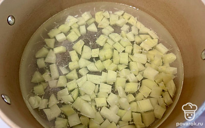 В кастрюлю на 4 литра очистите и нарежьте картошку. Поставьте варить.