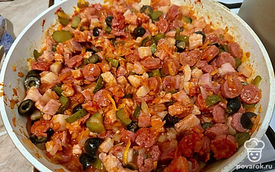 Когда все ингредиенты нарезаны, отправьте их прогреваться на сковороду. Когда жир с деликатесов уже начнет топиться, а лук с морковью станут мягкими, добавьте ложку томатной пасты. Перемешайте и долейте немного воды для создания соуса.