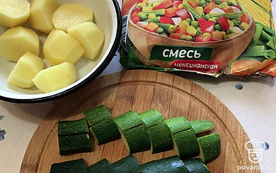 Картофель разрежьте пополам (можно взять целый). Цукини крупно нарежьте.