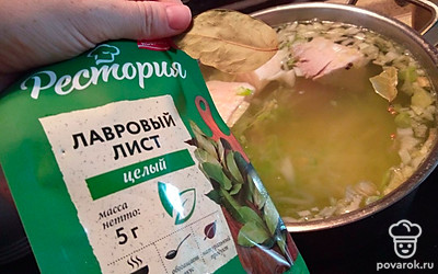 В бульон отправьте капусту, зажарку из лука и нарезанное мясо. Положите лавровый лист, варите еще 15 минут. Щи из свежей капусты готовы!