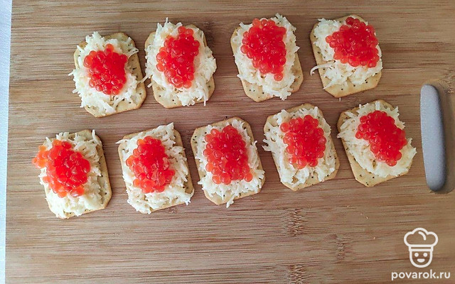 Закуска на крекерах с красной икрой — Рецепт с фото