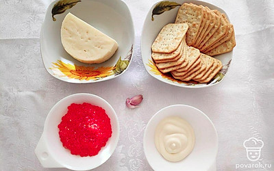 Подготовьте ингредиенты по списку. Чеснок очистите от шелухи, помойте и обсушите.