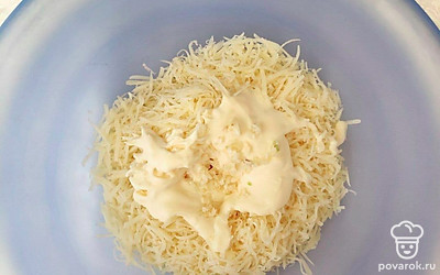 Приготовьте соус. Для этого натрите на терке сыр, чеснок мелко порубите или пропустите через пресс. Затем смешайте майонез, сыр и чеснок