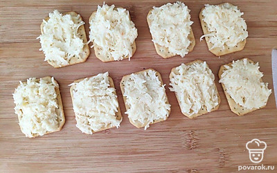 Приготовленным соусом аккуратно смажьте крекеры. Сверху на каждый крекер положите немного красной икры.