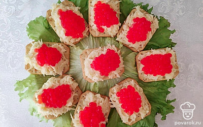 Готовую закуску красиво оформите на блюде, украсив его свежими листьями салата.