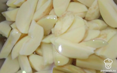 Почистите картофель и нарежьте его дольками.