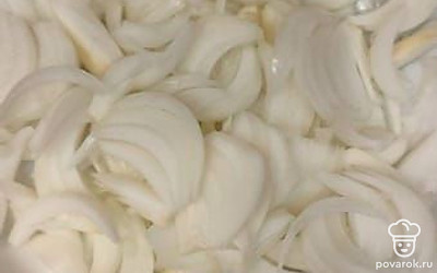 Нарежьте лук полукольцами.