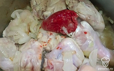 Добавьте томатную пасту.