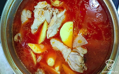 Залейте кипяченой водой, посолите, поперчите и добавьте приправу.