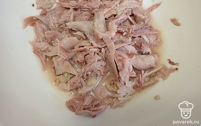 Курицу отварите в воде 20 минут. Затем достаньте, разделите мясо на кусочки и верните обратно в бульон.