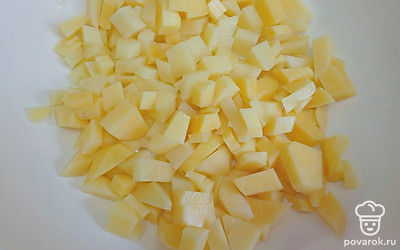 Добавьте нарезанный кубиками картофель. Варите 10 минут.