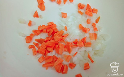 Добавьте нарезанные кубиками морковь и репчатый лук. Варите еще 5 минут.