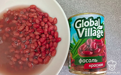 Добавьте консервированную красную фасоль. Посолите по вкусу.