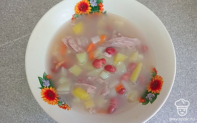 Варите суп еще 5 минут. Разлейте по тарелкам.