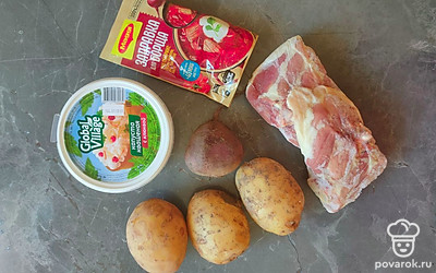 Подготовьте все нужные ингредиенты. В этом рецепте можете использовать лук и морковь. Я не клала, так как в заправке все овощи уже есть. Для вкуса добавила побольше свеклы.