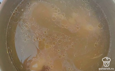 Поставьте вариться бульон, не забудьте убирать пенку. В бульон можно использовать разные части курицы. У меня бедра, поэтому борщ получается наваристым.