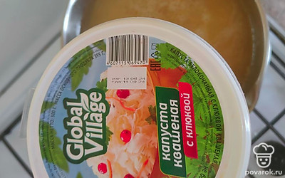 После пятиминутной варки выложите всю банку капусты.