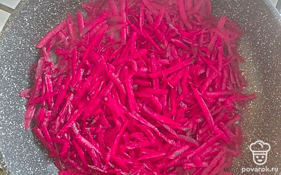 Обжарьте свеклу. Как только она станет мягкой, добавьте заправку. Пару минут обжарьте.