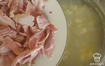 Пока зажарка готовится, нарежьте мясо и верните в бульон. 