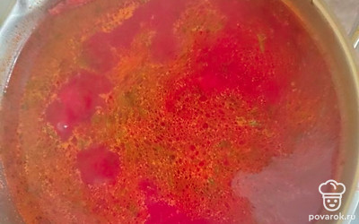 В конце, за 5 минут до выключения борща, выложите зелень, перец, соль. По желанию, приправьте чесноком.