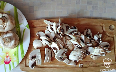 Грибы нарезать слайсами.