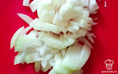 Лук измельчить.