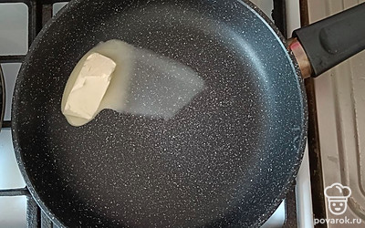 Добавить на разогретую сковороду сливочное масло.