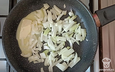 Выложить в масло лук, немного обжарить.