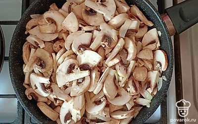 Выложить к луку грибы. Жарить до готовности 10 минут.