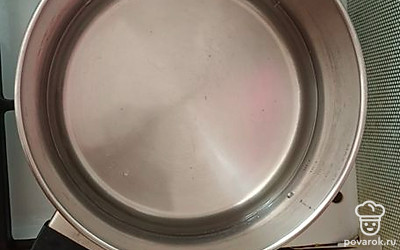 В кастрюле нагреть 0,6 литра воды.