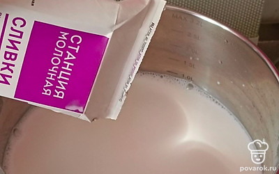 В воду влить сливки, довести до кипения.