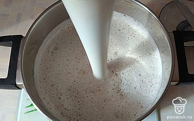 В кипящие сливки с водой добавить обжаренные грибы и лук. Взбить блендером. 