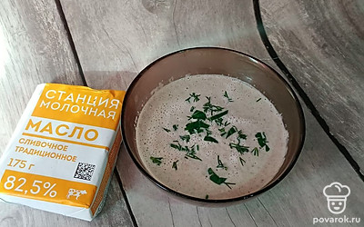 По желанию, можно украсить суп рубленой зеленью.