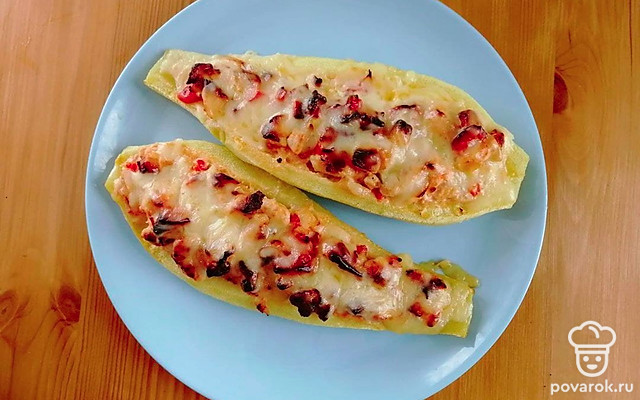 Фаршированные кабачки-лодочки с куриной грудкой — Рецепт с фото