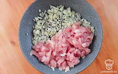 Лук очистите, промойте, обсушите. Нарежьте мелко. Разогрейте сковороду и обжарьте лук до золотистого цвета. Курицу нарежьте мелкими кубиками. Добавьте к луку и обжаривайте, помешивая 3-5 минут.