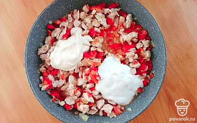 Помидоры нарежьте небольшими кубиками. У перца удалите семена и зеленую часть, нарежьте мелко. Выложите овощи к курице и обжарьте 2 минуты. Добавьте в сковороду к овощам сметану и майонез и тушите, помешивая 5-7 минут на слабом огне.