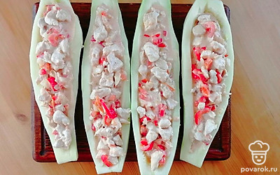 Наполните лодочки смесью овощей и курицы, распределяя равномерно по всей длине кабачка.