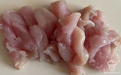 Куриное филе нарезать на кусочки.