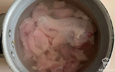 Сварить бульон из куриного филе и голени.