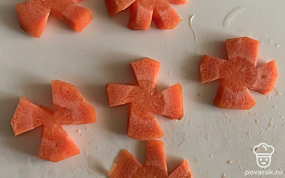 Морковку нарезать фигурно.