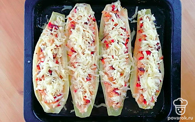 Противень или форму для запекания смажьте маслом и выложите лодочки. Запекайте при 180 °C 30-40 минут. Сыр натрите на крупной терке. За 5 минут до готовности выньте кабачки из духовки, посыпьте их сверху тертым сыром. Старайтесь равномерно распределить сыр по всей длине «лодочки». И опять уберите в духовку, чтобы сыр расплавился и получилась приятная золотистая сырная корочка. Готовые кабачки выложите на блюдо.