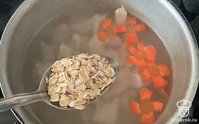 Добавить овсяные хлопья, соль. Довести до готовности согласно инструкции. От голени отделить мясо, вернуть в бульон.