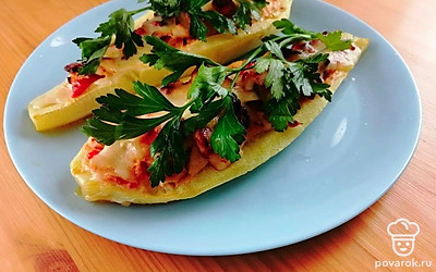 Подавайте лодочки из кабачков, фаршированных овощами на порционных тарелках, украсьте веточкой зелени.