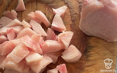 Мелко нарежьте куриное филе.