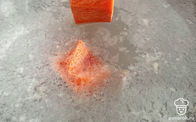 Очищенную морковь разрежьте на несколько частей и добавьте в бульон. Варите полчаса.