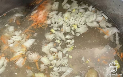 Всыпьте мелко нарезанный лук и соль. Перемешайте.