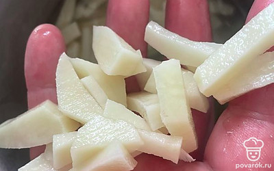 Картошку нарежьте брусочками.
