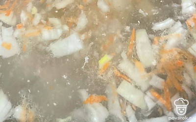 Выложите картофель в бульон и варите еще полчаса.